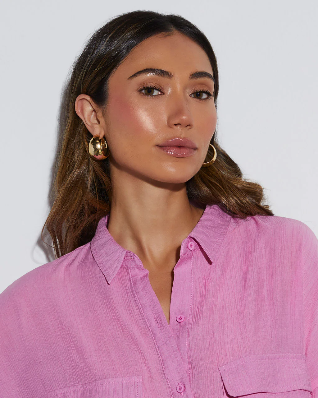 42003-romy-wide-hammered-hoop-earrings-1.webp